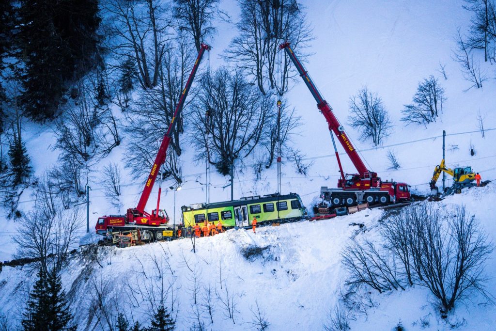 Sauvetage d'urgence par EMIL EGGER d'une automotrice de TPC accidentée par une avalanche
