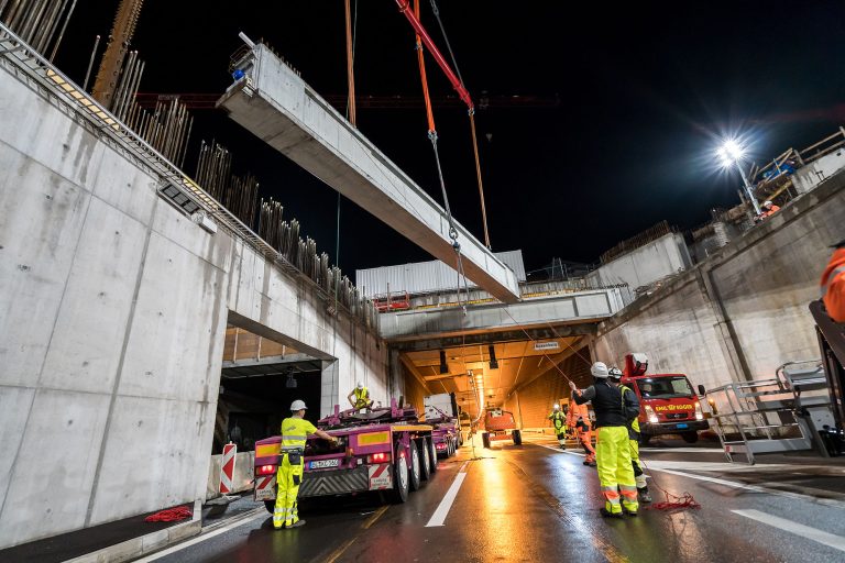 Rosenberg Tunnel St. Gallen Überdeckung Trägermontage durch EMIL EGGER Anlieferung Betonträger