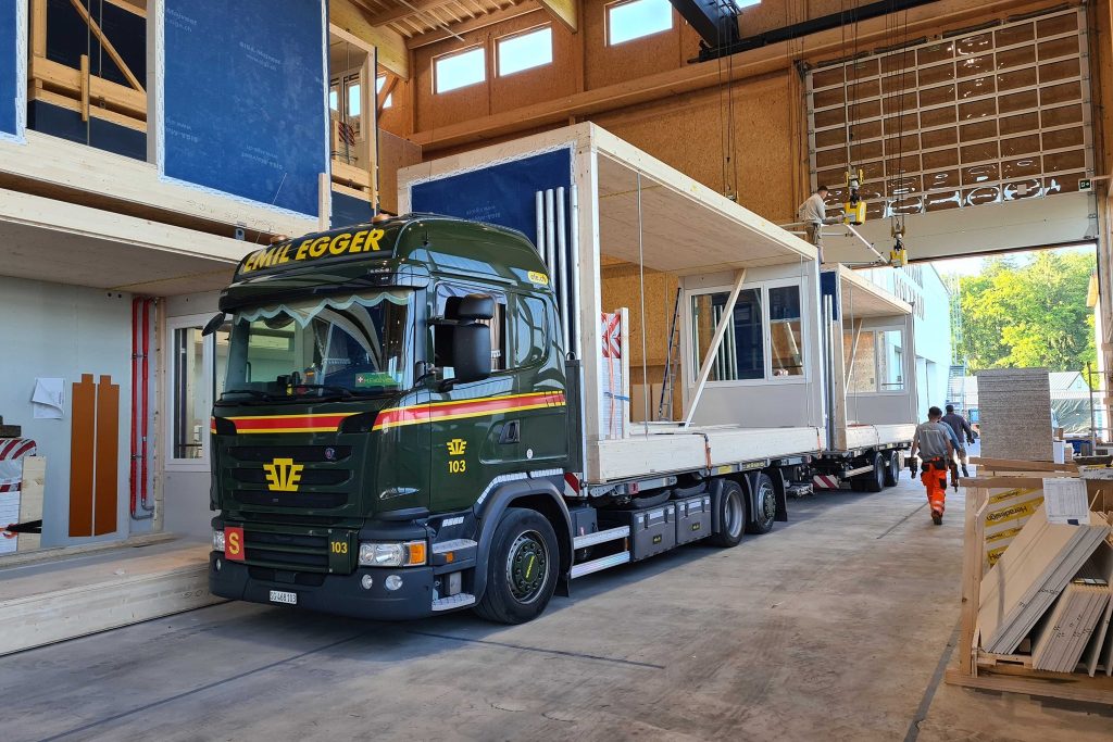 Wooden module construction by Krattiger Transport and assembly with crane by EMIL EGGER