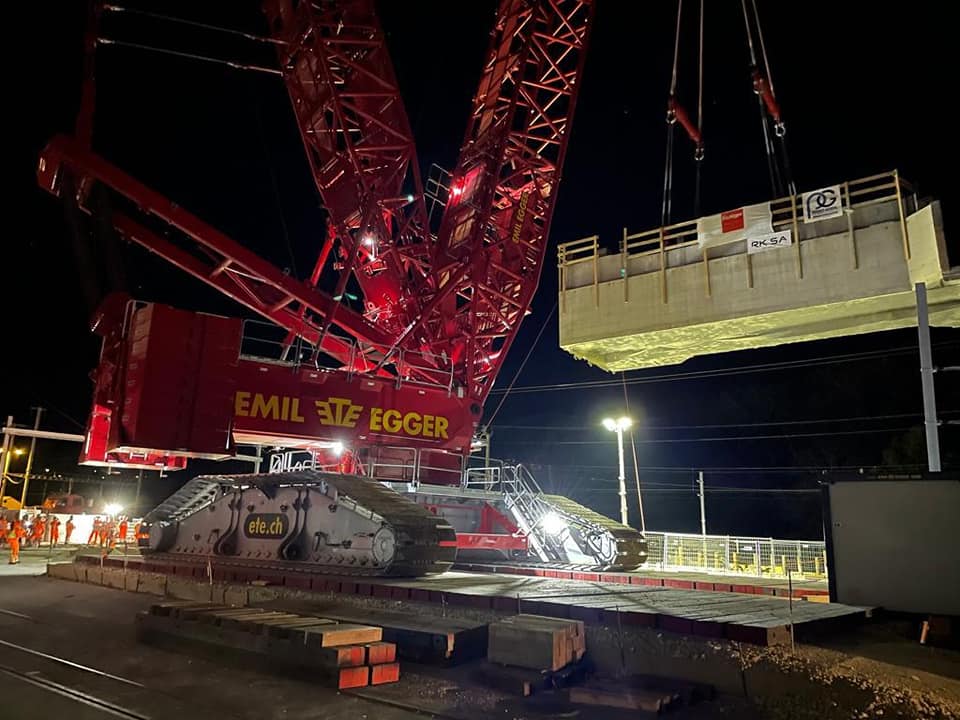 EMIL EGGER crawler crane lifts underpass