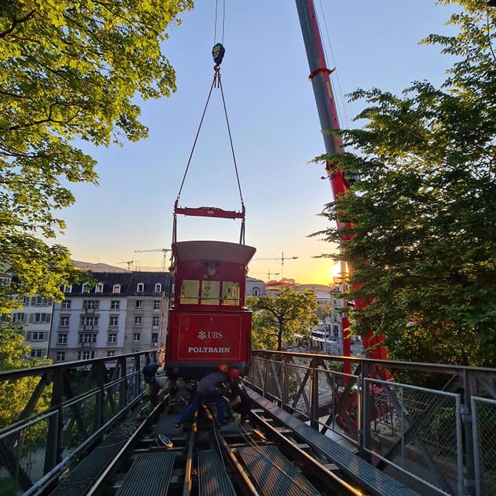 Ausheben der Polybahn in Zürich durch EMIL EGGER Schwergut-Logistik